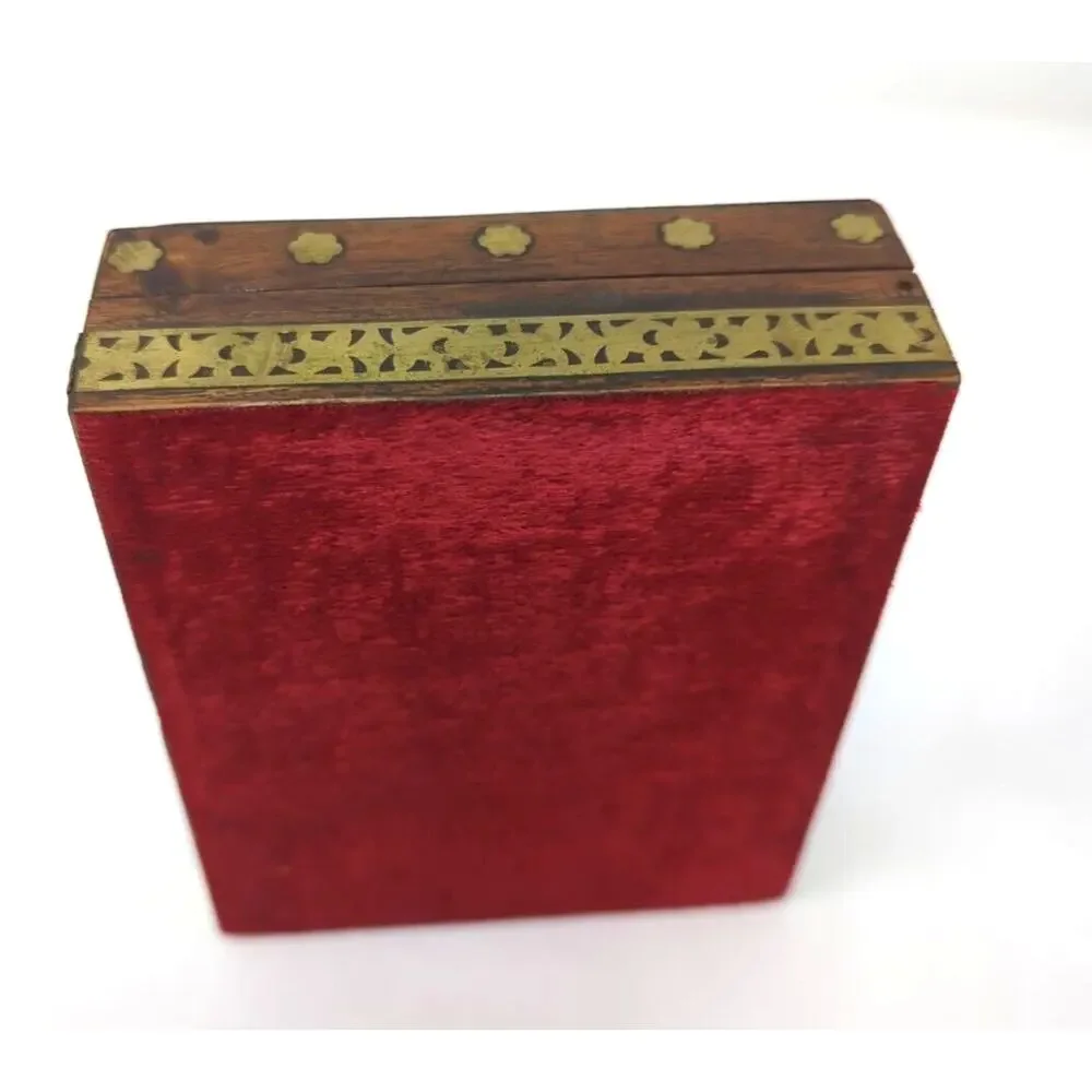 VINTAGE TRINKET BOX, HAND PAINTED TAJ MAHAL & BRASS INLAYS WITH FELT INTERIOR